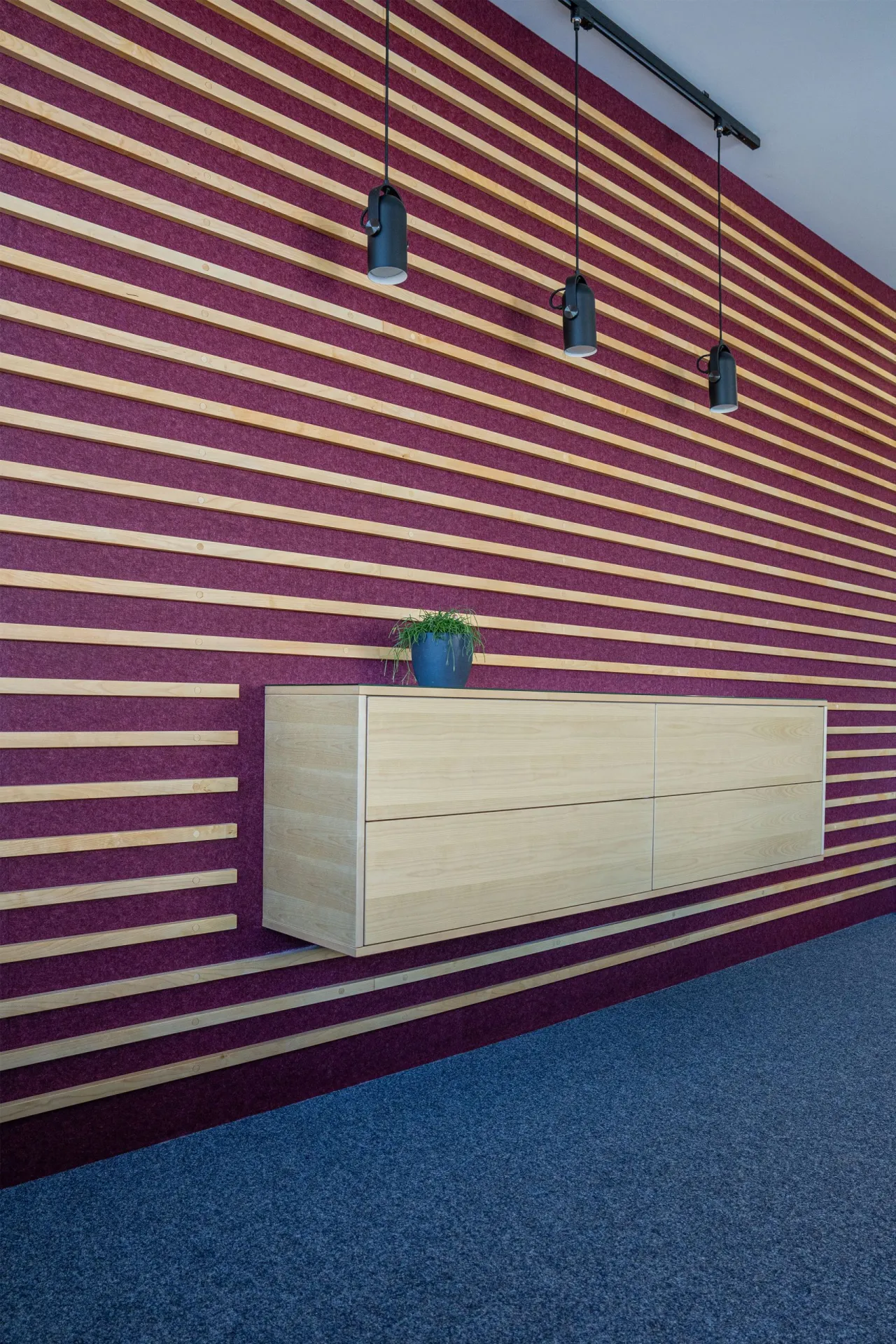 schwebendes-sideboard-akustikwand-holzlamellen-zipform